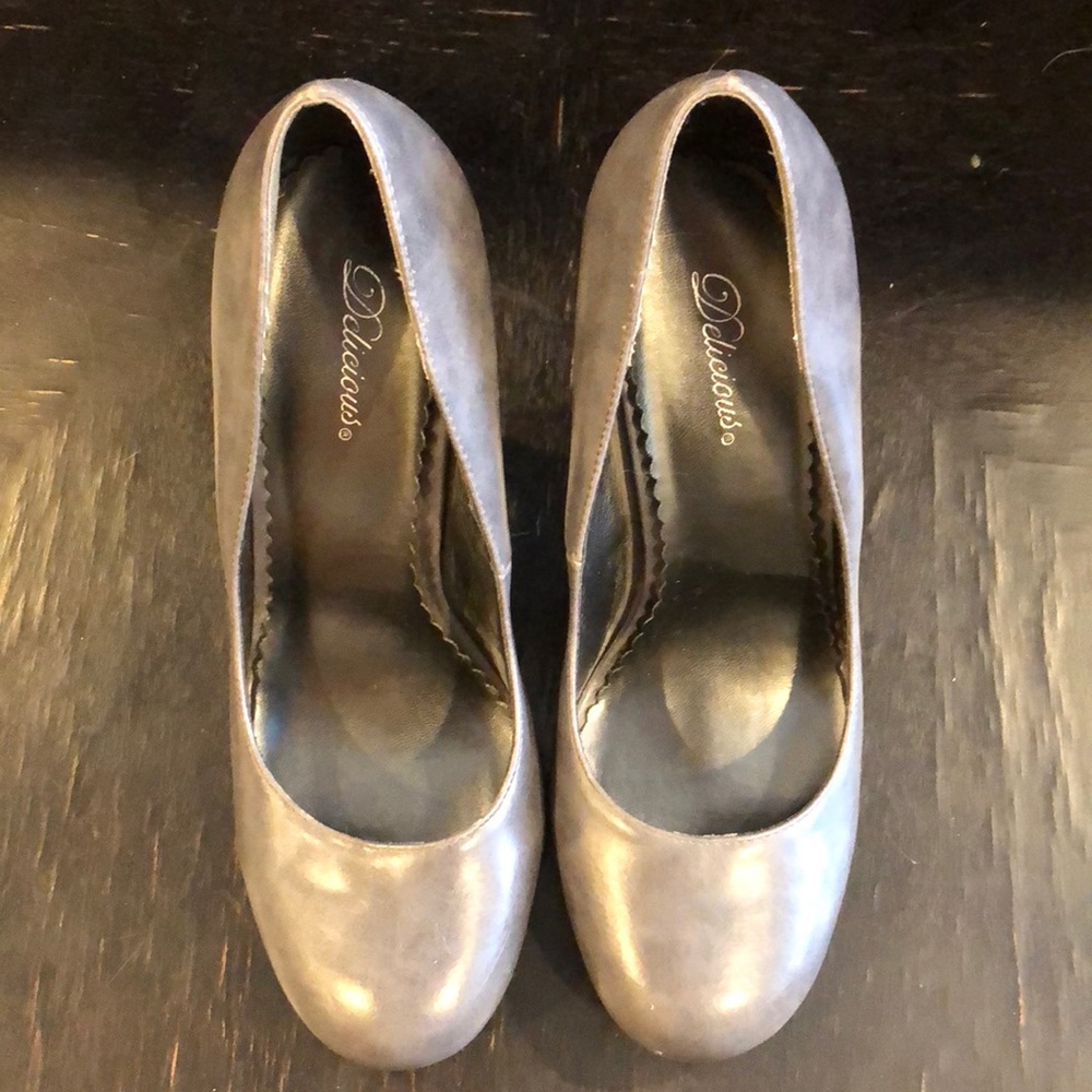 Delicious Gray Heels size 7